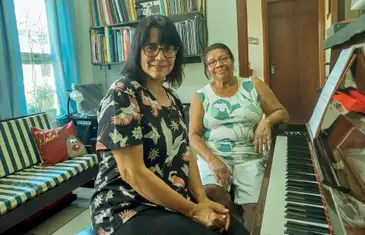 Maria José Febraro (direita), de 75 anos, encontrou em Almerinda semelhanças com sua própria história. Ao seu lado, a professora de piano Renata Sica. Foto: Renata Sica/Arquivo pessoal
